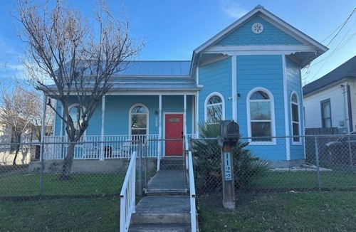 Government Hill House | The Azure Charm — Amazing 3BR 2BA Home 1 Mile to Fort Sam Houston & The Pearl