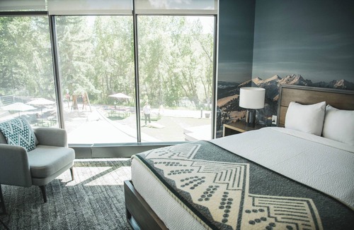 Silverthorne Hotel | The Block Hotel & Commons