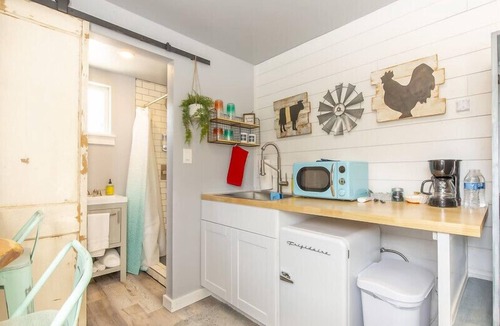 Johnson City House | The Container Retreat @ 290 Wine Trail #6