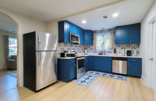 Lithonia Cottage | The Crestwood - 3BR/2BA Ranch Home - 25 Min to Atlanta - WIFI - Sleeps 6
