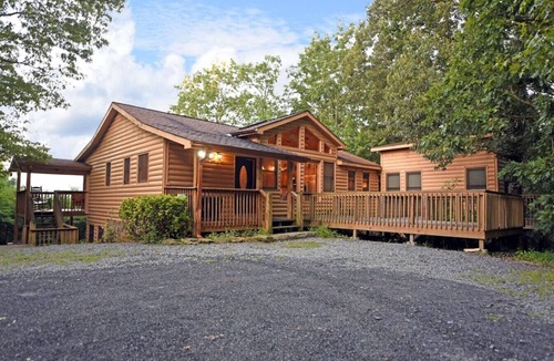Foxfire Estates Cabin | The Denali Cabin w/Casita| 6BR Mountain Retreat Hot Tub Game Room