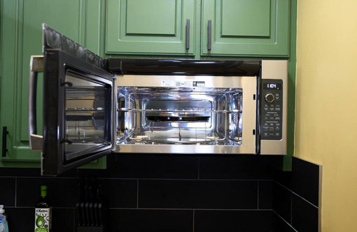 West Columbia Apartment | The Emerald Den Oasis 2BR near Ft Jackson & USC Pet Friendly Hidden Gem