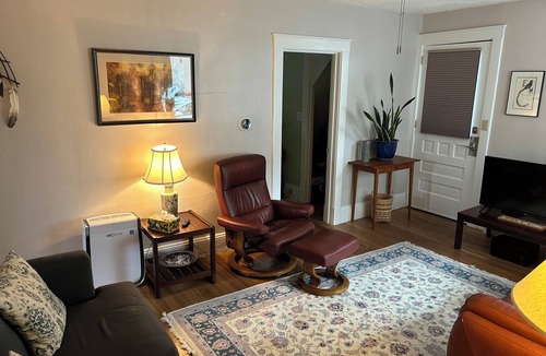 Northampton Apartment | The Gallery- Bright Sunny 2 Bedroom Apartment minutes from Downtown Northampton