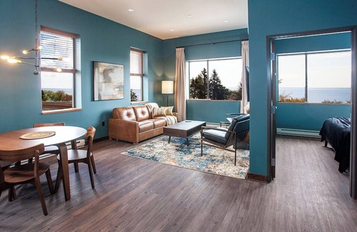 Downtown - Waterfront Hotel | The Intrepid