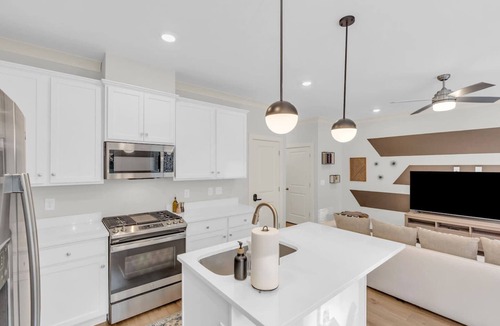 Spartanburg Villa | The King Suite| Luxe 3BR | Sleeps 10 | 2 Min to DT