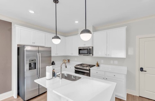 Spartanburg Villa | The King Suite| Luxe 3BR | Sleeps 10 | 2 Min to DT