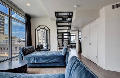 Downtown Austin Apartment | The Littlefields by Lodgewell, Corner Loft Trio of Balconies
