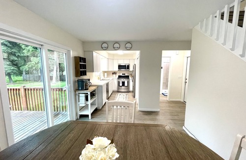 Sand Lake House | The Lovely Place #3 3BR 4Beds 2 BA Sleeps 7 Spacious Townhouse with Garage.