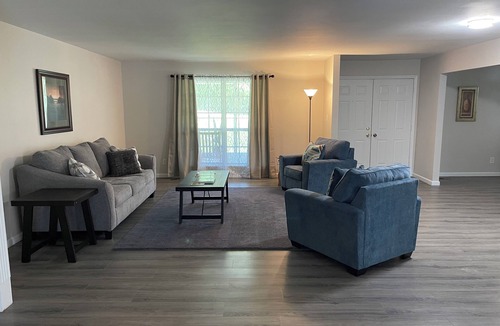 Grubville House | The Main House at Peppermint Springs Farm. Spacious 2 bedroom and 2 bath