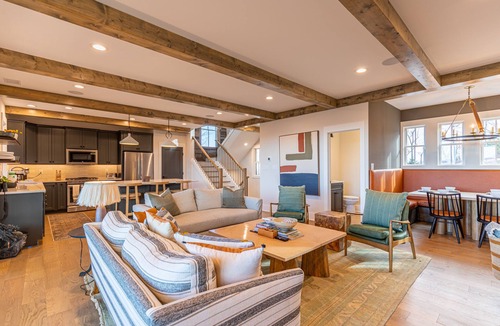 Lenoir House | The Overlook - Hot Tub, Mountain Views, King Suites, Luxury 4BR, hiking trails!