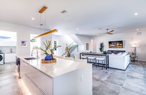 Arlington Park House | The Palace on Clematis – Vacation Home with Large Pool, Fire Pit & Great Location