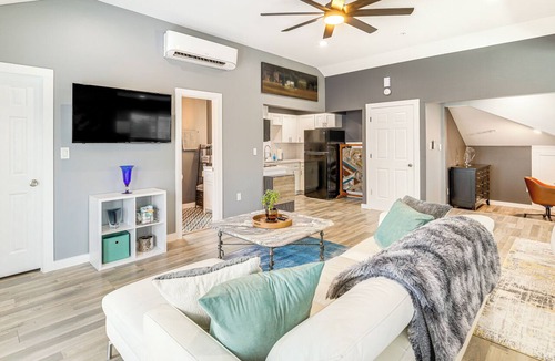 Montrose Apartment | 'The Penthouse' in Space City < 1 Mi to Midtown