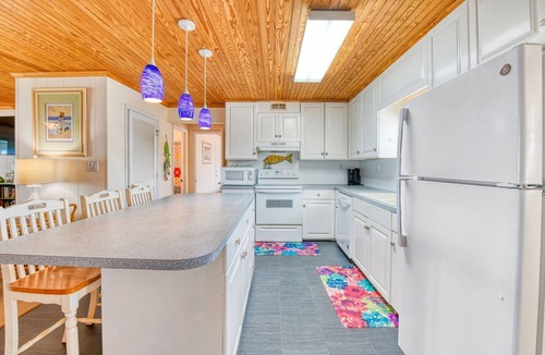 Inlet Harbour House | Thomas House - Six Bedroom, Three Bath Oceanfront Home