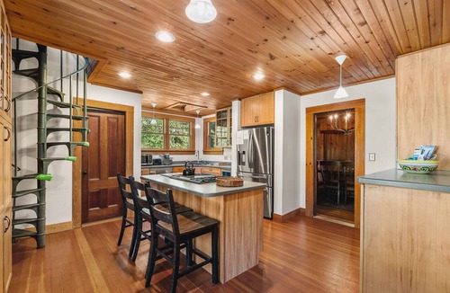 Gloucester House | Tidebend: River views and gracious comfort