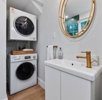 MLK House | Tiny House-Sleeps 4-Kitchen-Washer/Dryer-Patio