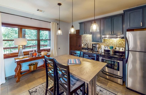 Eatonton Condo | Top-floor Lake Oconee condo with fairway-view balcony, full kitchen