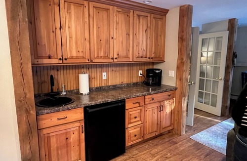 Londonderry Ski Chalet | Tranquil Brookside Retreat with Hot Tub & Firepit