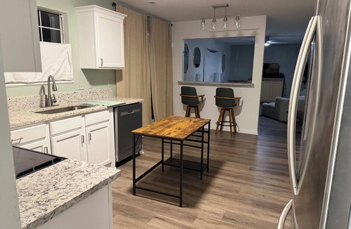 Huntcliff House | Travel Nurse & Corporate Housing Spacious 4BR Sleeps 10