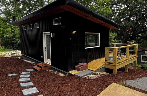 Kenilworth House | Travel Nurse Retreat Spacious Tiny Home with A/C walk to Mission Hospital