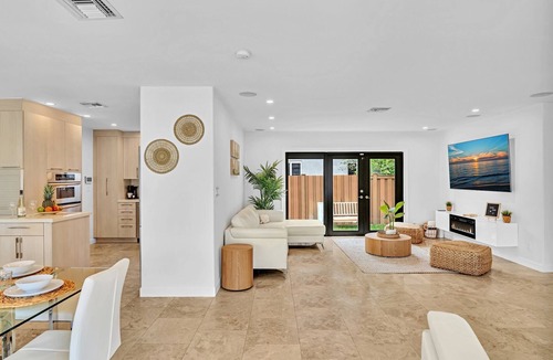 South Lake House | Tropical Oasis w pool 10mins airport-5mins Beach