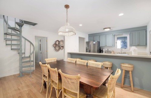 Isle of Palms House | Tropicana Cabana with Fenced Yard