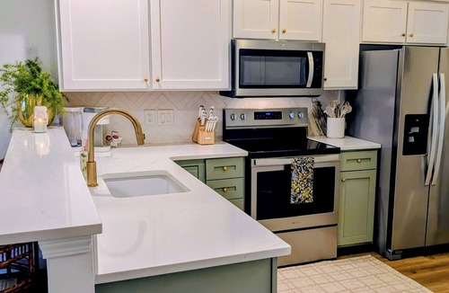 Pawleys Island Condo | True Blue Lux 2 bedroom Condo with view. 5 mins to Beach, Restaurants, Shopping.