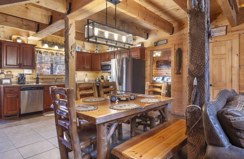 Branson Cedars Cabin | True Wood Cabin-Pvt Hot Tub-Free Attraction Tickets-Near Big Cedar & Thunder Ridge-Games
