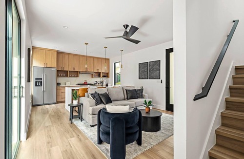 East Cesar Chavez House | Twin Homes Oasis - Hot Tub near Downtown Austin