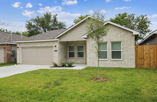 Southeast Houston Villa | Ultimate Getaway-Pool-Games-Hookah-Downtown Htx