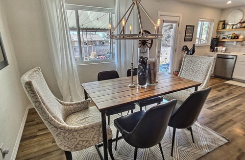 Albuquerque House | UPgraded. UPscale. UPtown! 3 bed, 2 bath, sleeps 6! Near UNM + Nob Hill too!