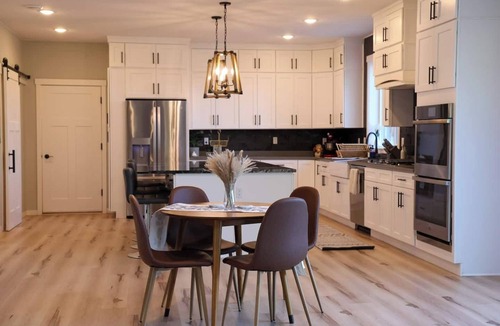 College House | Upscale 6-bedroom estate on the Chena River