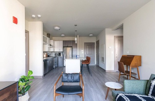 Burlington Apartment | Upscale Burlington 2BR w/Gym & W/D, nr Dining & Shops, by Blueground