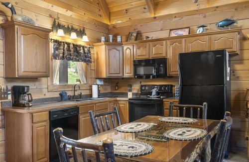 Branson Cedars Cabin | Upscale Cabin Retreat-Hot Tub-Free Tix-Dual Masters-Fireplace & Fire Pit-Near Big Cedar-Car Charger