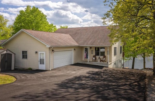 Marion House | Upscale Lakefront Home w Dock & Kayaks