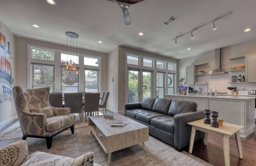 Southtown House | Upscale Townhome - King William/Southtown