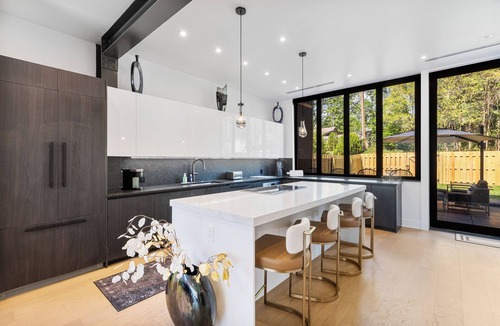 Barclay Downs House | Urban Luxury Townhouse near Southpark and Quail Hollow - 2BR , Private backyard