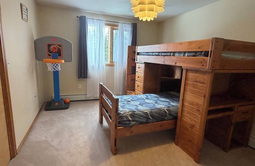 McKinley Park House | Bush Lodging 4-bedroom house 10 mins from Denali National Park and Preserve