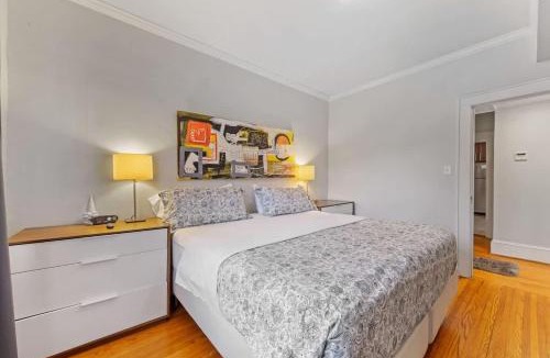 Dilworth House | Vibrant and Cozy 2BR near Uptown with Balcony