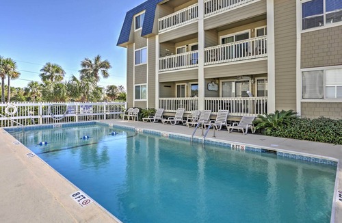 Isle of Palms Condo | Walk to Beach! Isle of Palms Condo w/Pool Access