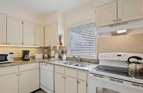 Palmetto Dunes Hotel | Walk to Beach | Pool, Free Parking + Full Kitchen