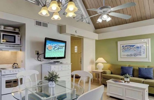 Palmetto Dunes Hotel | Walk to Beach | Pool, Free Parking + Full Kitchen