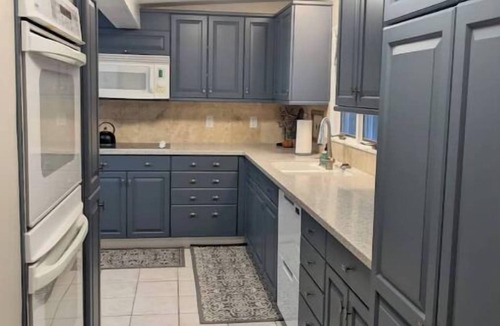 Manhattan House | Walk to K-State, Sleeps 12, Pool Table, Hot Tub, 28-60 nights stays are welcome!