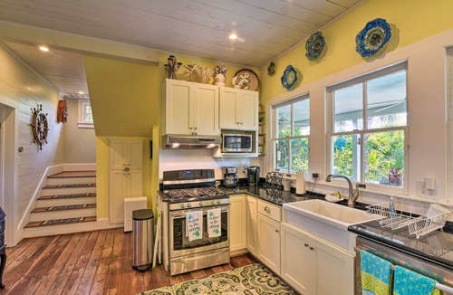 San Jacinto Cottage | Walk to Poretto Beach: Tropical Oasis in Galveston