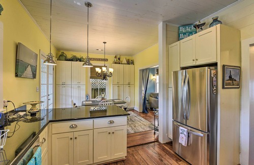 San Jacinto Cottage | Walk to Poretto Beach: Tropical Oasis in Galveston