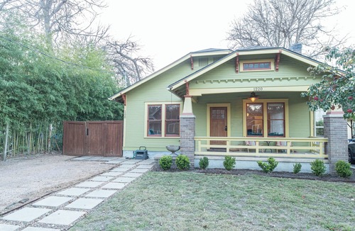 Travis Heights House | Walkable SoCo Bungalow