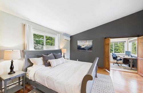Juneau House | Waterfront 5-Bedroom Retreat w Sauna & Firepit