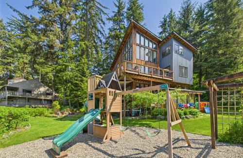 Juneau House | Waterfront 5-Bedroom Retreat w Sauna & Firepit