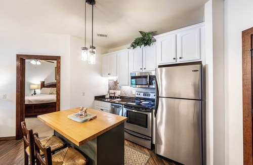 Eatonton Villa | Waterfront Cuscowilla Villa Suites on Lake Oconee with assigned Boat slip