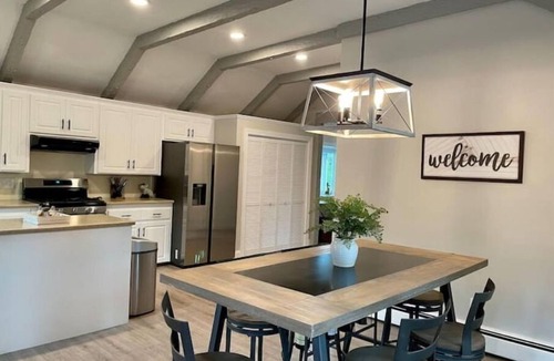 Wrentham House | Waterfront Lakehouse near FIFA Gillette Stadium, central to Boston & Providence