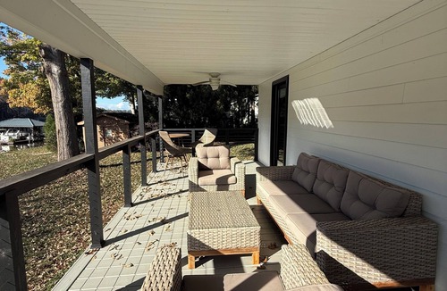 Mayhew House | WATERFRONT renovated 3 bdrm quiet safe area pet friendly restaurants shops near